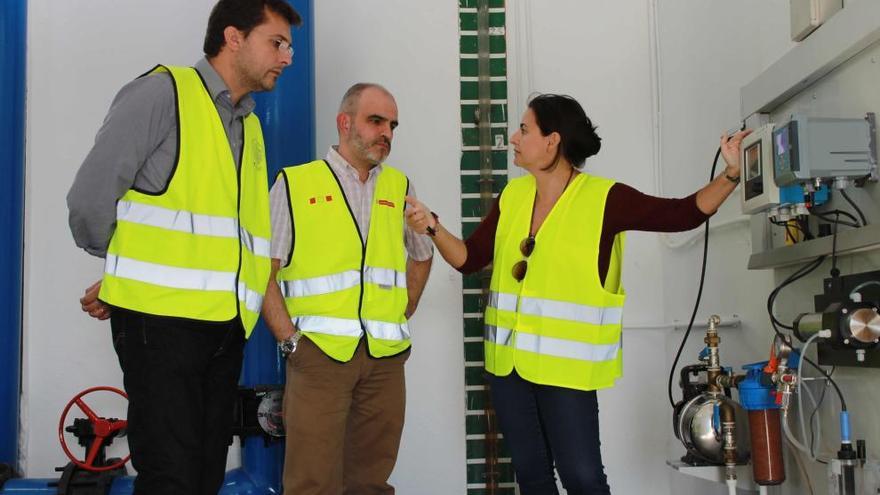 El alcalde contempla el cuadro de mando de la nueva toma.