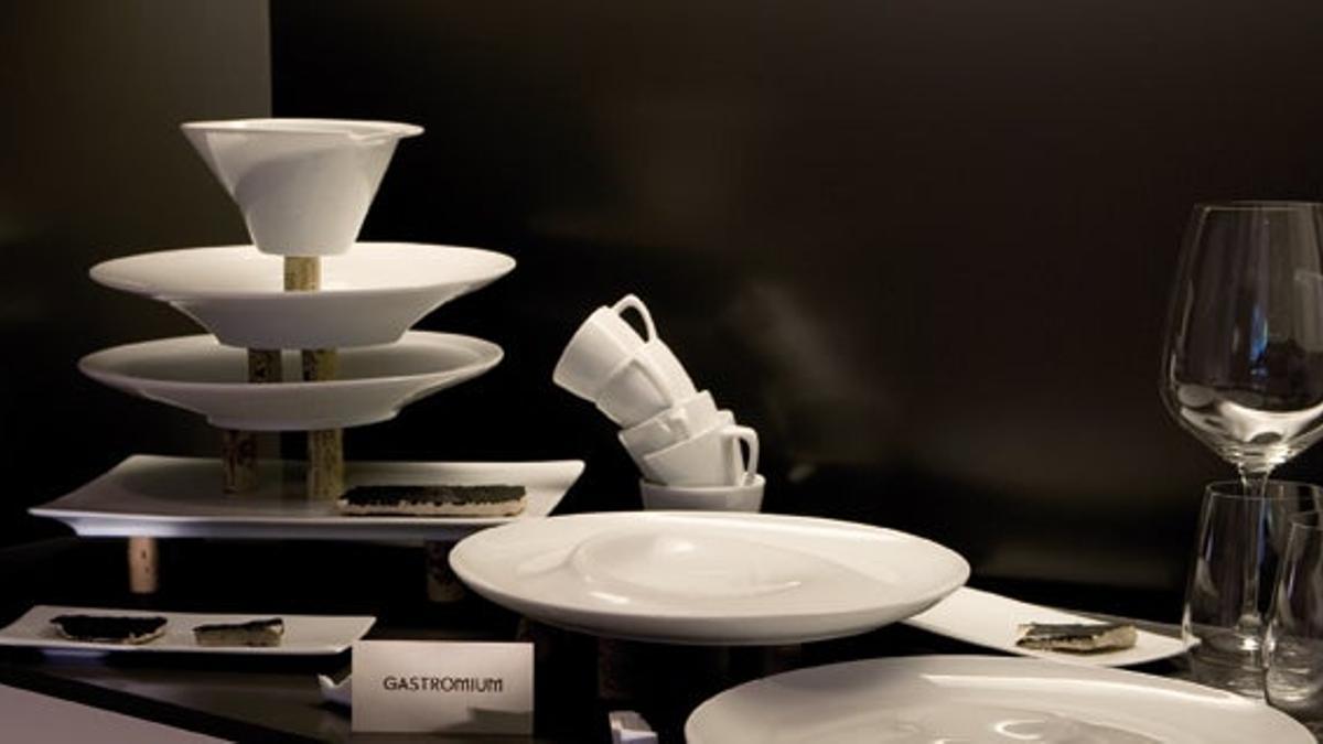 El restaurante Gastromium presenta una decoración minimalista, con mesas grandes separadas y mantel
