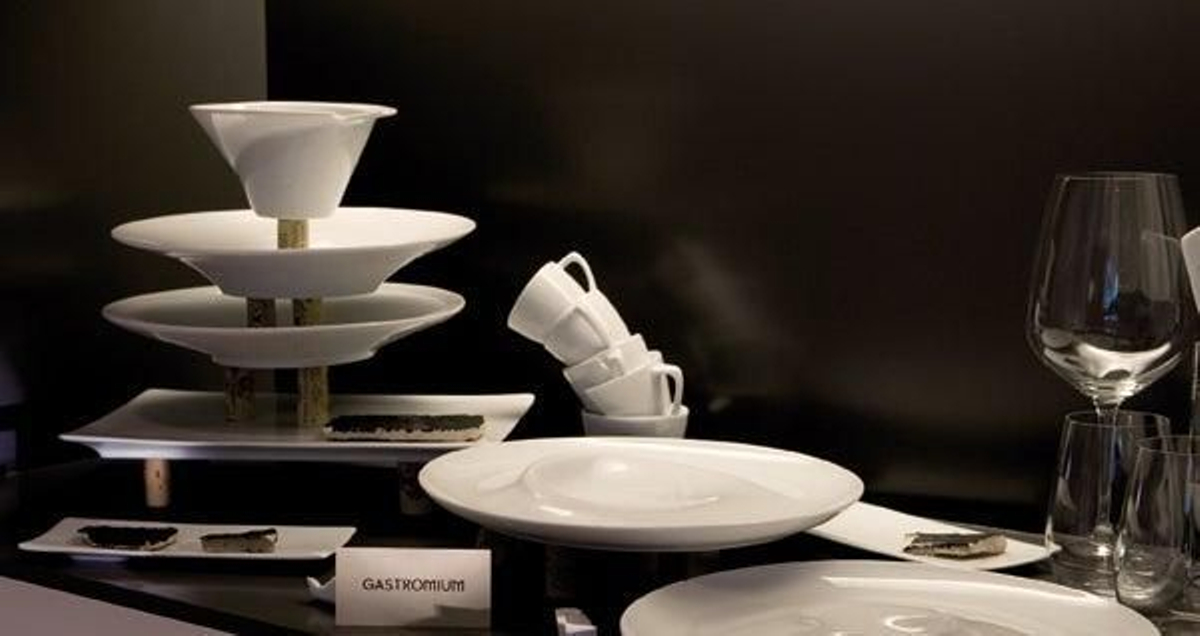 El restaurante Gastromium presenta una decoración minimalista, con mesas grandes separadas y mantel