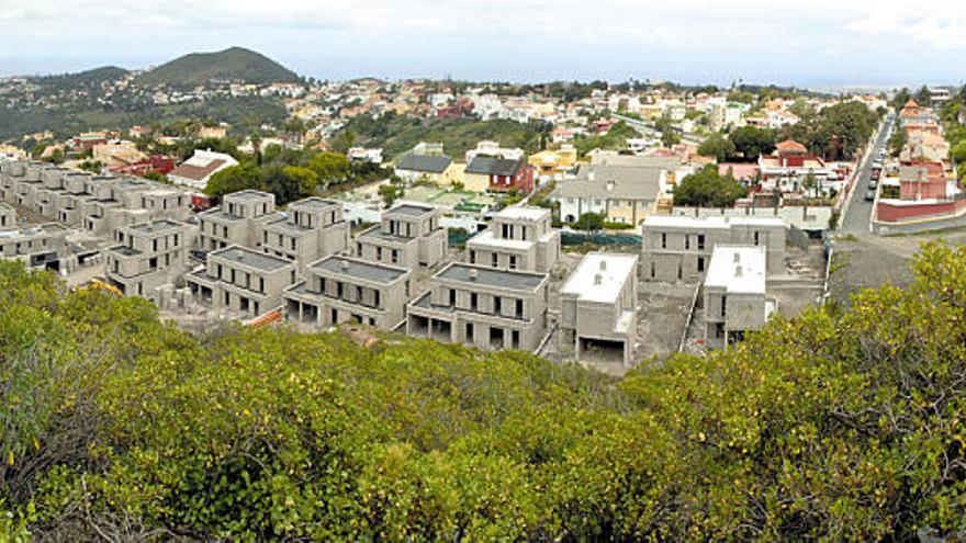 Al fondo, un grupo de casas que ocupa el espacio de la batalla de la Vega. Cerca de estos terrenos se harán las catas para buscar los cuerpos de los holandeses. En la esquina, Van der Does.  ANDRÉS CRUZ