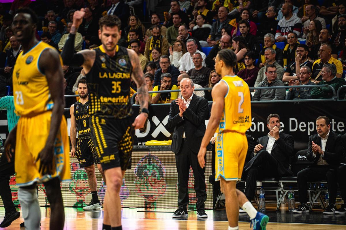 Fran Guerra celebra una canasta mientras Vidorreta aplaude a sus jugadores durante el derbi.