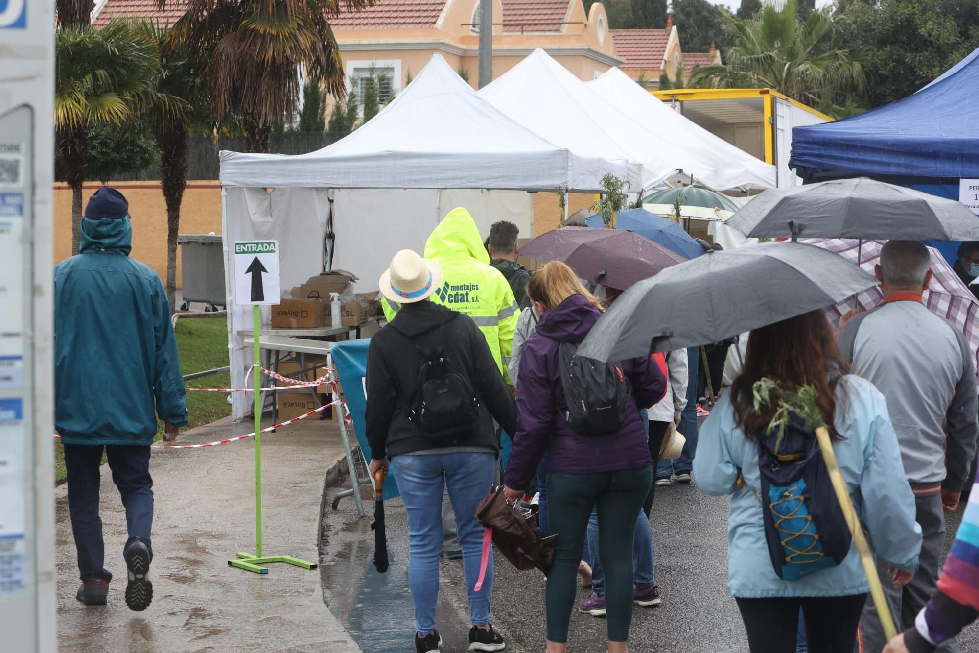 Miles de alicantinos acompañan a la Santa Faz en su peregrinación pese a la lluvia