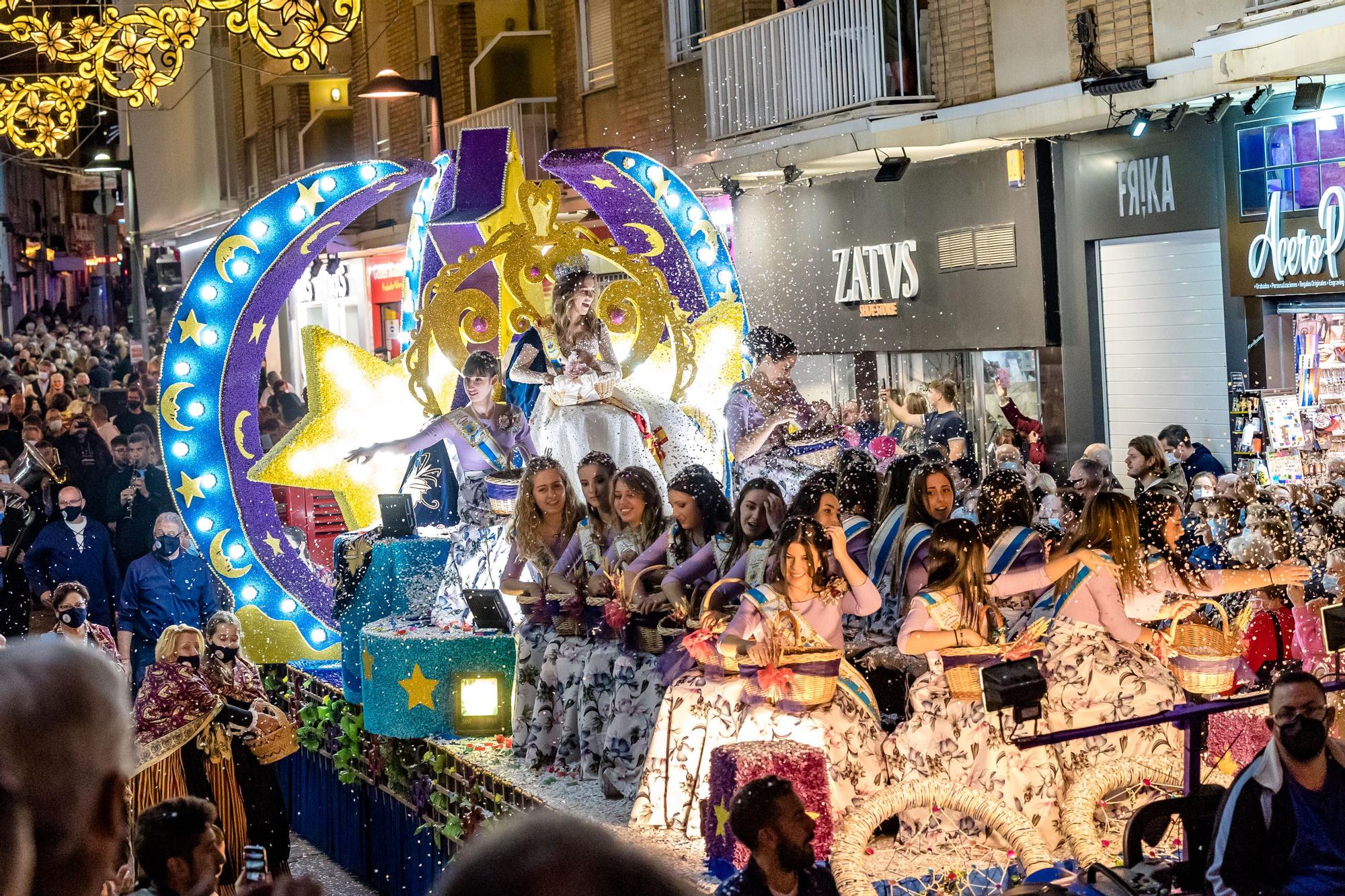 El desfile de carrozas y  el castillo de fuegos artificiales cierran las Fiestas de Benidorm