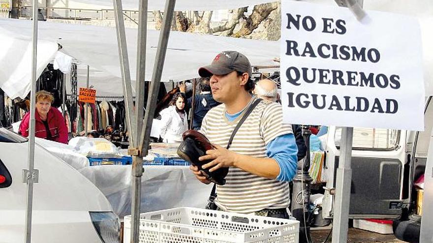 Carteles enfrentados de los gitanos y los vendedores locales.