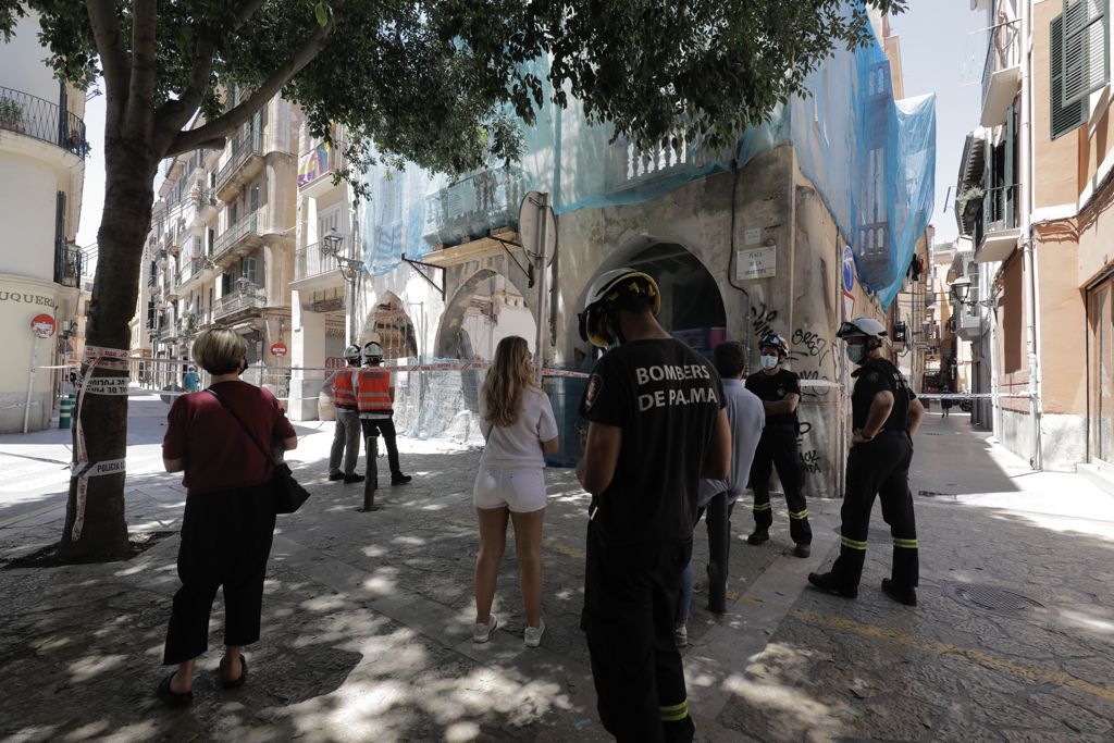 Se derrumba una finca abandonada en la plaza Quartera de Palma