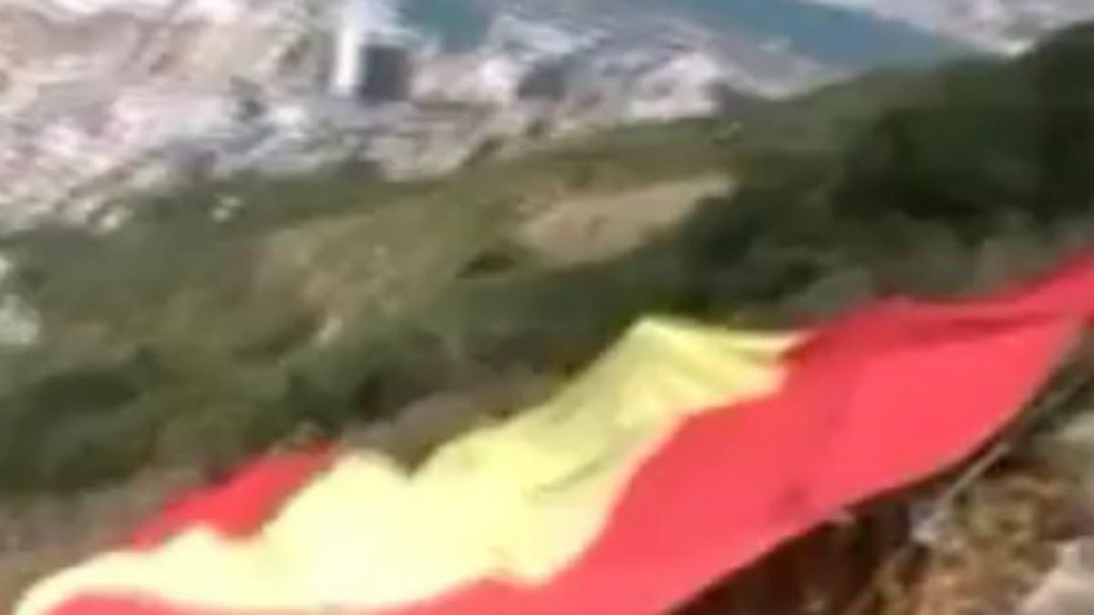 Detenido en Gibraltar el presidente de VOX Madrid tras desplegar una bandera gigante de España en el peñón