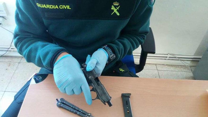 La pistola y el cargador de munición que se le incautó a uno de los implicados en la riña. // G.C.