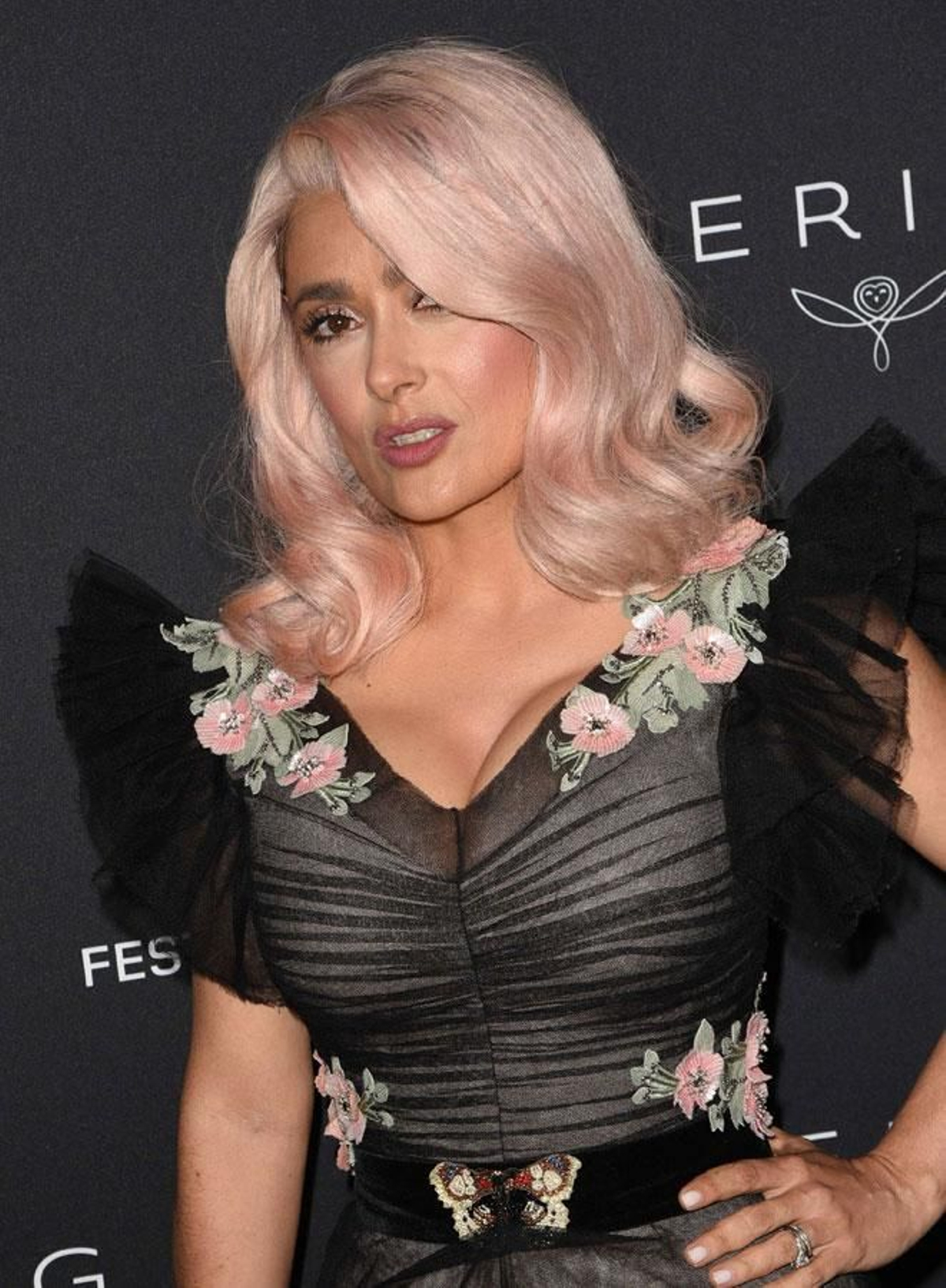 Detalle del look de Salma Hayek con el pelo rosa y vestido de Gucci