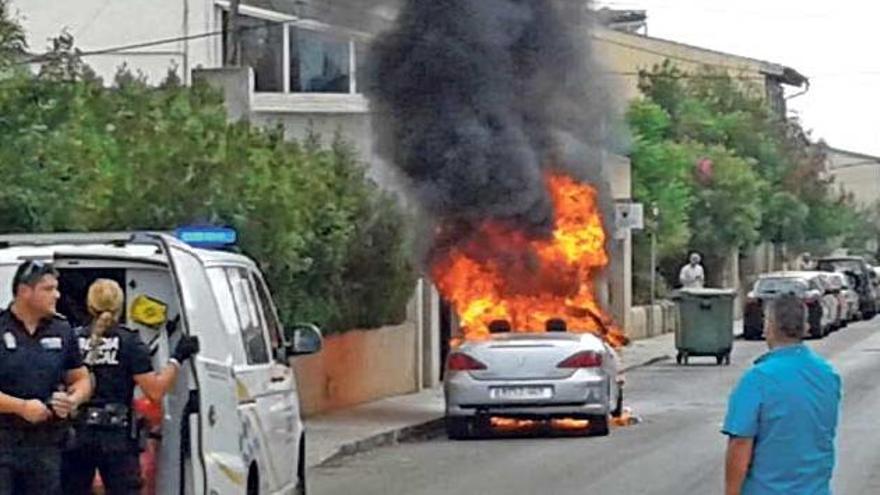 Arde un coche mientras estaba aparcado en sa Cabaneta