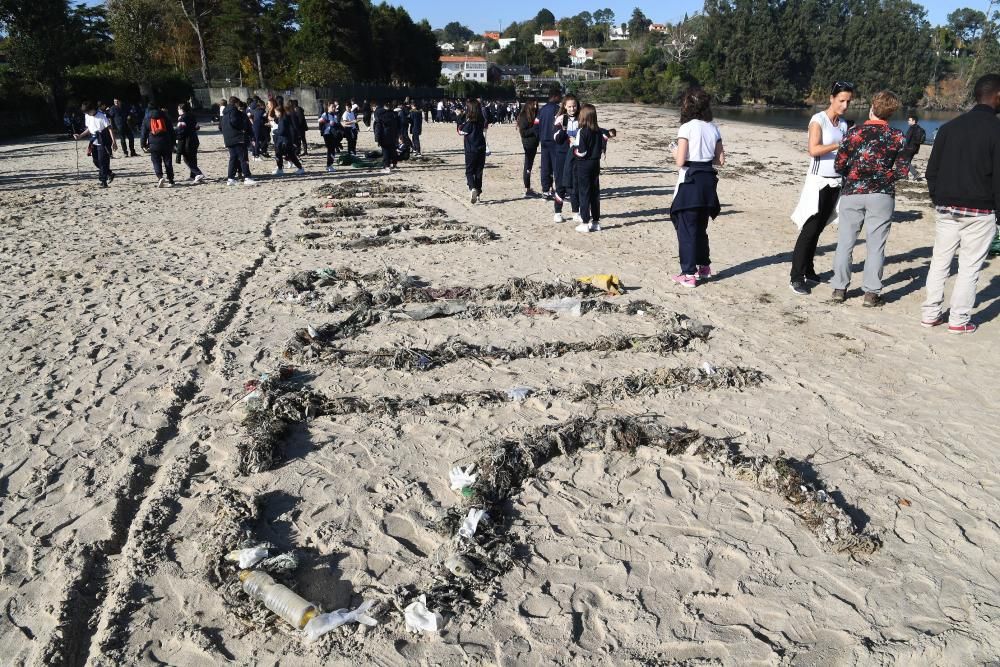 Más de 1.200 niños del Hogar de Santa Margarita recogen residuos en la playa de Gandarío para hacer esculturas.