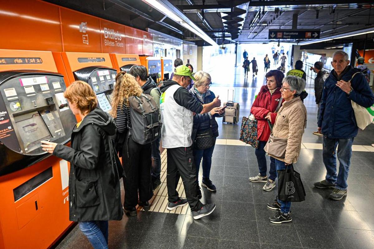 Primer día de tránsito de la T-Usual y la T-Casual hacia la T-Mobilitat. Estación de Arc de Triomf, en Barcelona