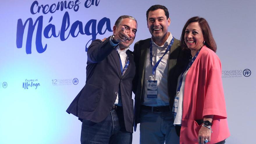 Navarro junto a Bendodo y Moreno en el congreso del PP.