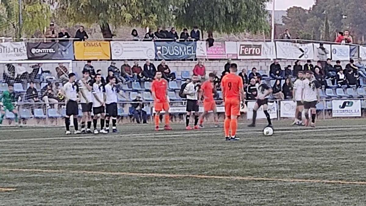 Lance del partido entre el Ontinyent y el Carcaixent.