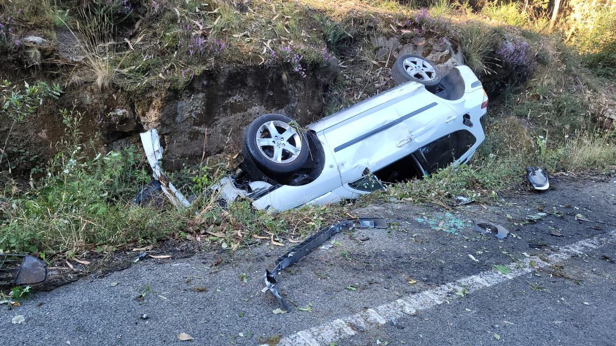 Estado en el que quedó el vehículo accidentado ayer en Catoira