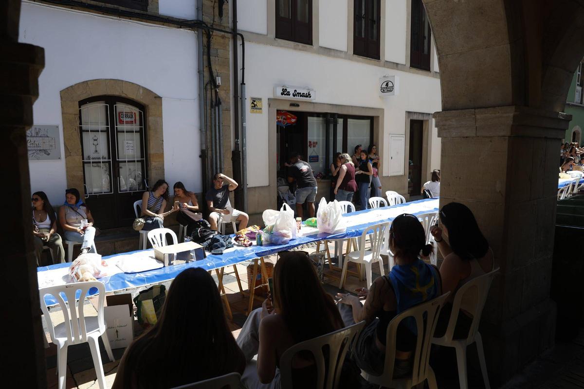 EN IMÁGENES: La multitudinaria Comida en la Calle en Avilés