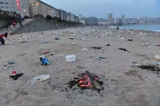 Dispositivo de limpieza en las playas tras la noche de San Juan en A Coruña