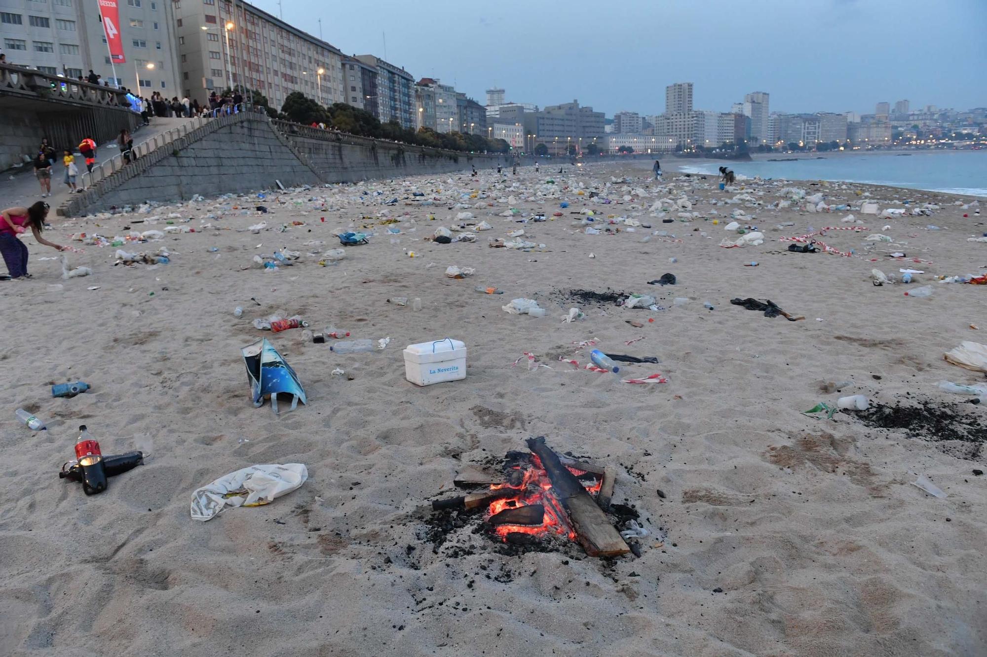 Dispositivo de limpieza en las playas tras la noche de San Juan en A Coruña