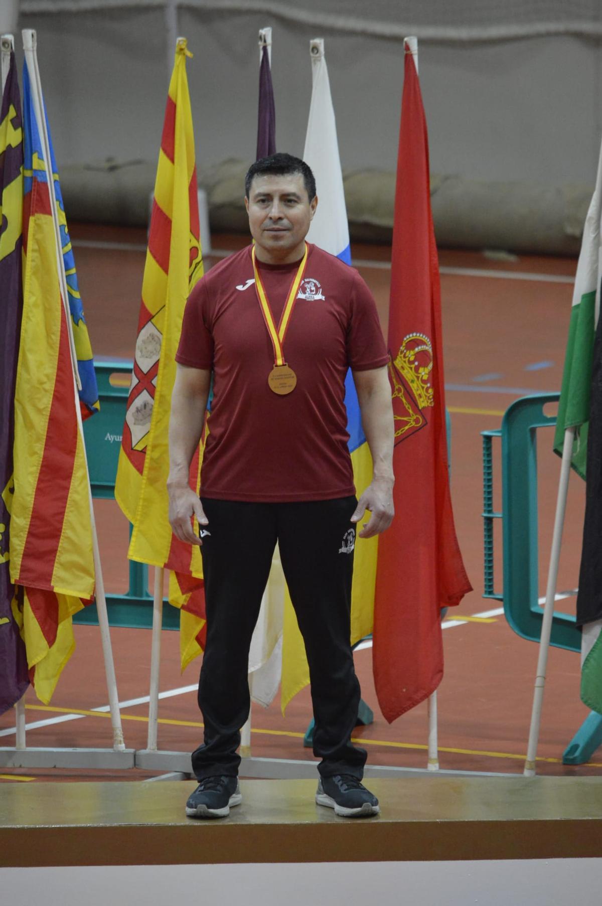 Héctor Lapo, con su medalla de bronce.