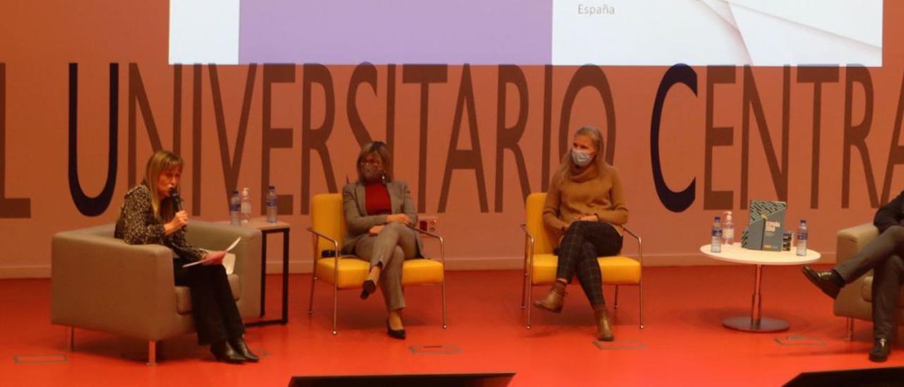 Por la izquierda, Amor Domínguez, Maite Martín, Carolyn Daher y Ángel Gómez, ayer, en el salón de actos del HUCA. | Cristina Velasco