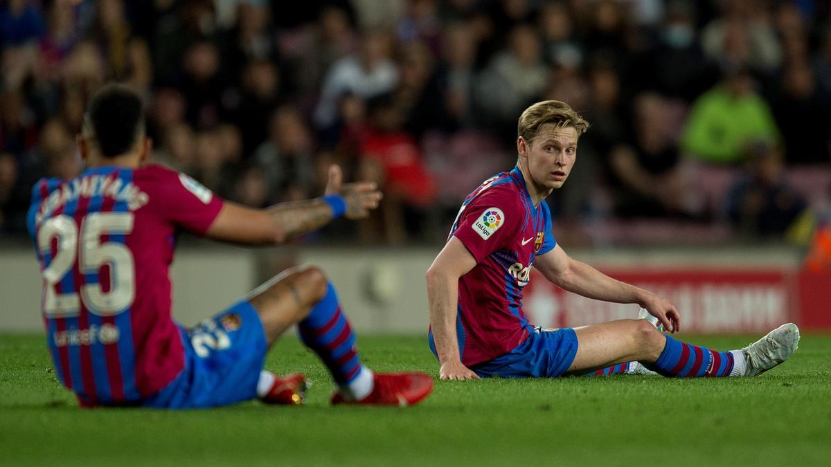 Aubameyang y Frenkie se lamentan desde el suelo ante el Rayo.