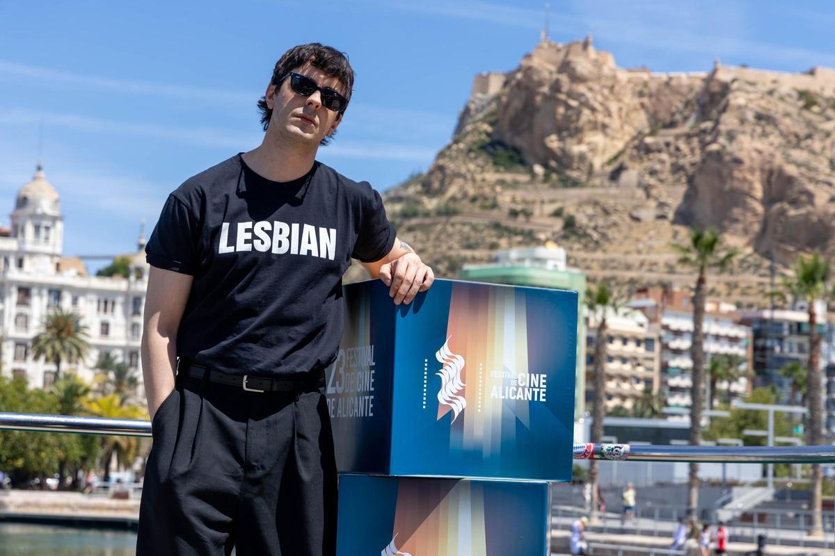 Víctor Palmero, con una camiseta hecha por él, en Alicante