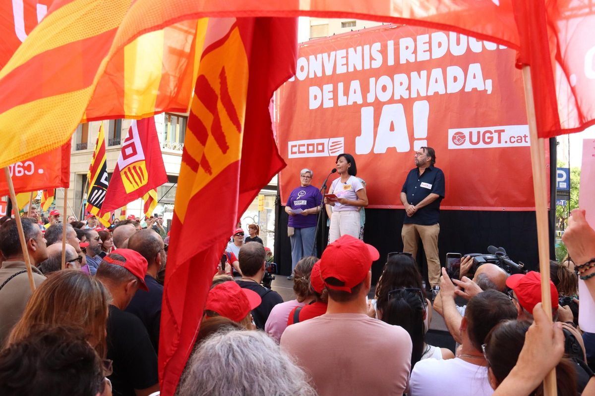 La secretària general de CCOO de Catalunya, Belén López, i el secretari general d'UGT de Catalunya, Camil Ros, en la concentració.