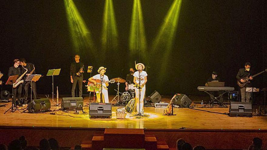 Concierto de Mamá Cabrá ayer en el teatro de Tui. |   // FDV