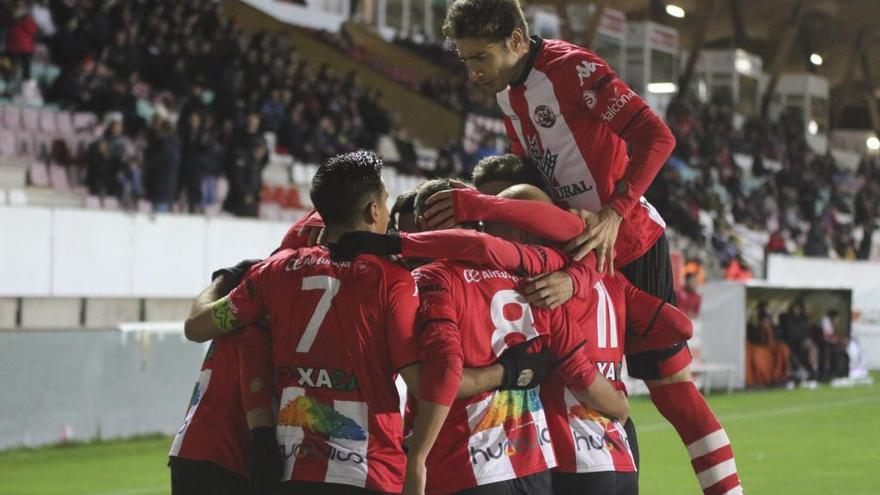 Los jugadores rojiblancos del Zamora CF celebran uno de los goles marcados ayer ante la UDS Salamanca en el Ruta de la Plata, que registró una discreta entrada.