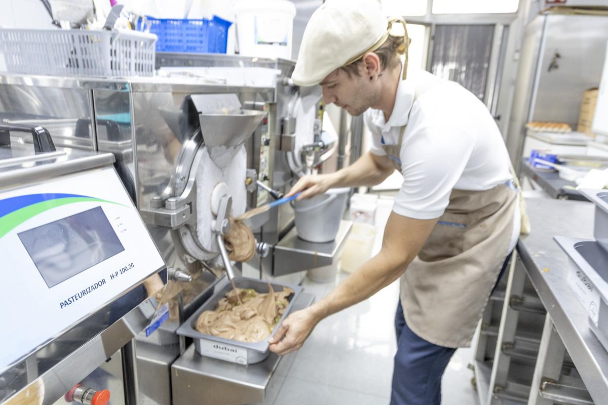 Elaboración del helado de chocolate de Dubái en la heladería Masiá de San Vicente del Raspeig