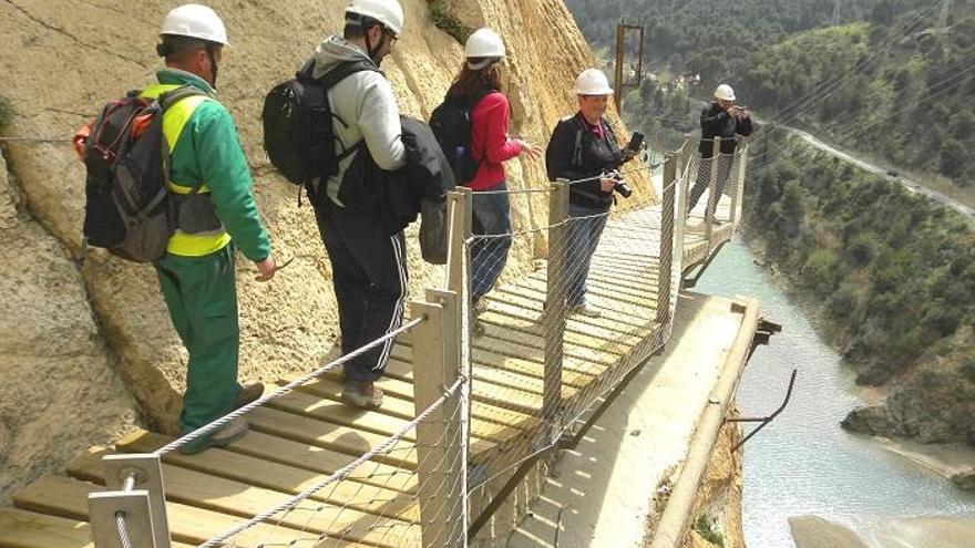 Varios turistas recorren el Caminito del Rey.