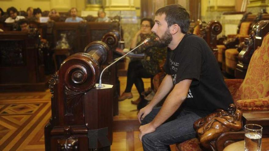 El presidente vecinal de Monte Alto, ayer, durante su intervención en el pleno.