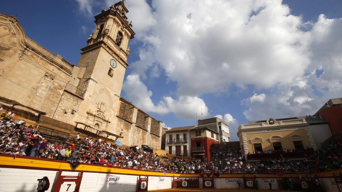 La peculiaridad de la plaza de Algemesí es uno de los encantos de su feria de novilladas.