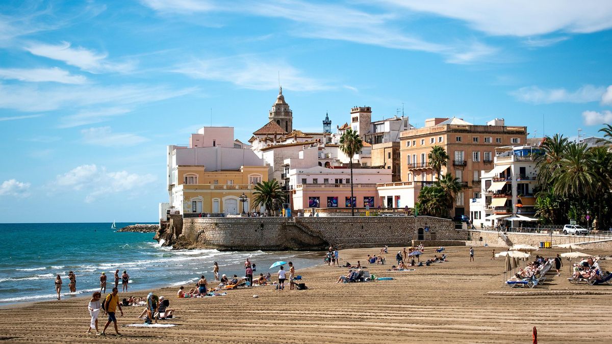 Sitges es uno de los pueblos más bonitos del Mediterráneo y está a 30 minutos en tren desde Barcelona