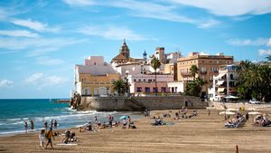 Sitges es uno de los pueblos más bonitos del Mediterráneo y está a 30 minutos en tren desde Barcelona