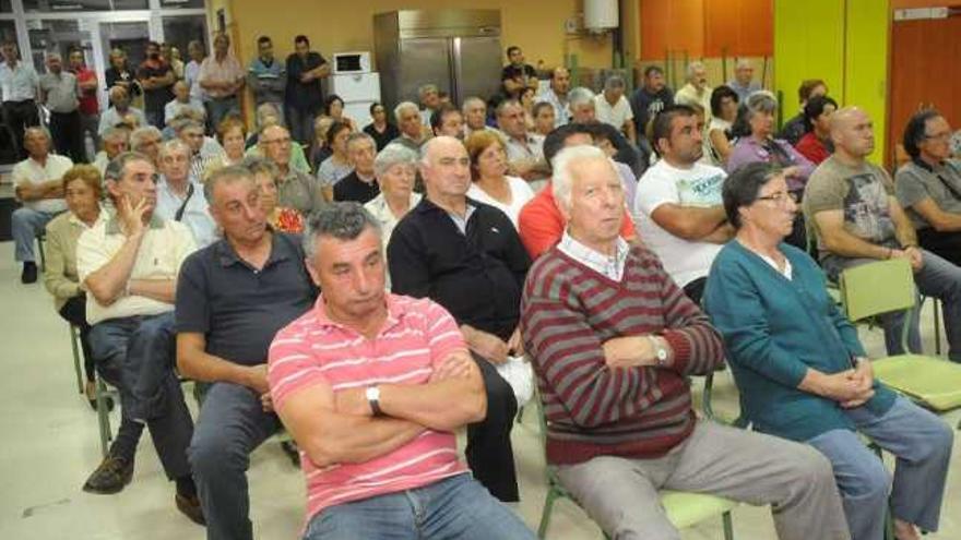 Comuneros de Salcedo, en la asamblea en la que se habló del preacuerdo ahora negado. // Rafa Vázquez