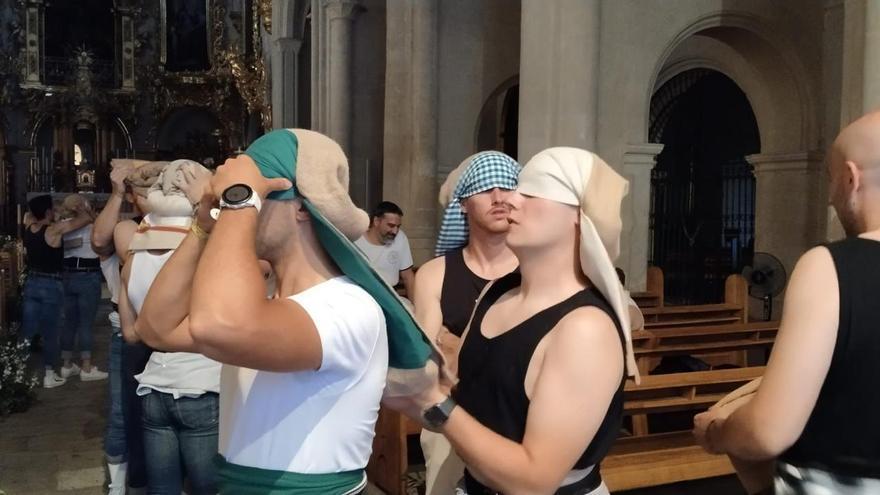 Preparación previa de los costaleros para una procesión.