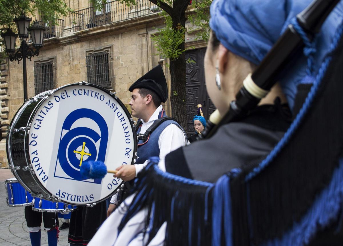 La banda de gaitas del Centro Asturiano, en una actuación en Oviedo.