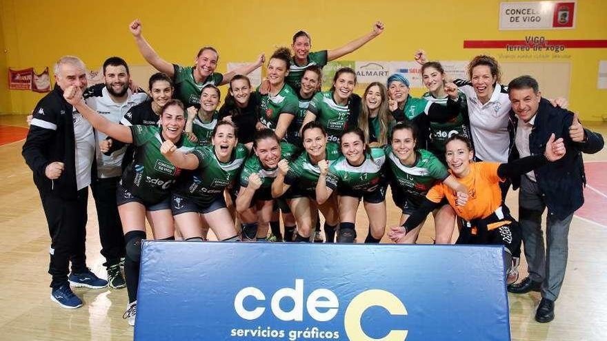 Jugadoras y cuerpo técnico festejan ayer su clasificación para la fase de ascenso. // Marta G. Brea