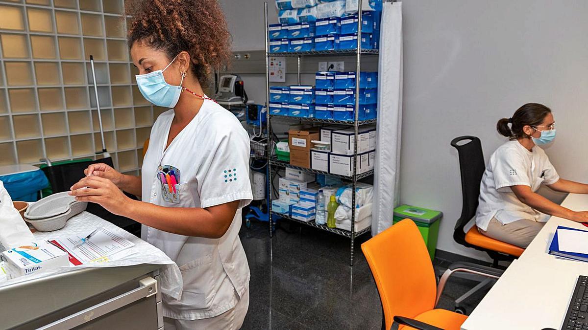 Unas enfermeras esperan pacientes sin vacunar en el espacio habilitado en Consultas Externas.