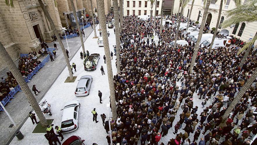 La plaza de la Catedral, en Almería, ayer, durante el funeral del niño Gabriel Cruz.