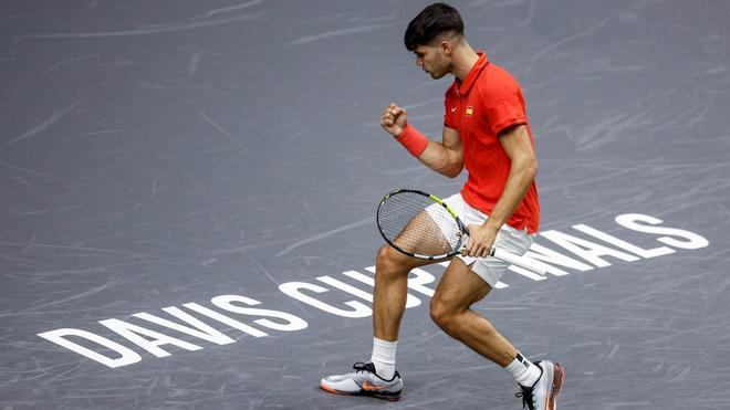 El jugador de la selección española, Carlos Alcaraz, celebra un punto durante su partido ante el jugador de Francia, Ugo Humbert