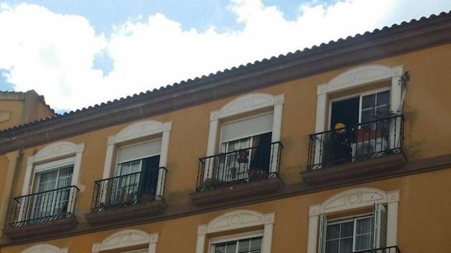 El operativo de Bomberos actúa en el edificio en el que se producido el incendio.