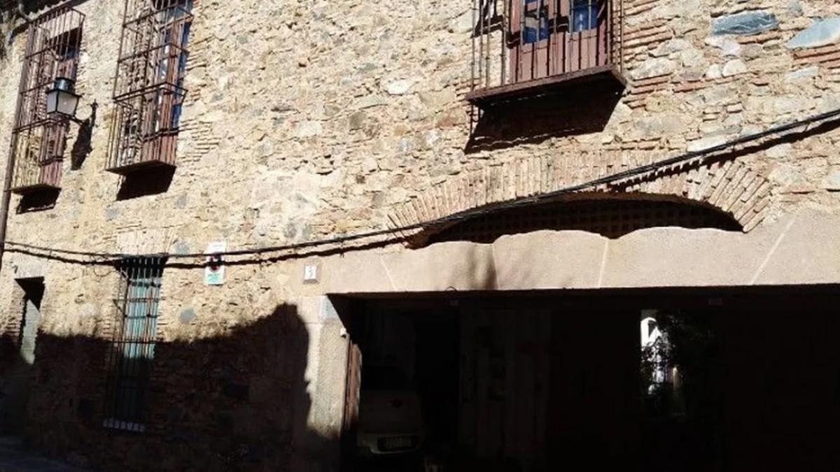 Imagen de la fachada de una casa en venta en la parte antigua de Cáceres.