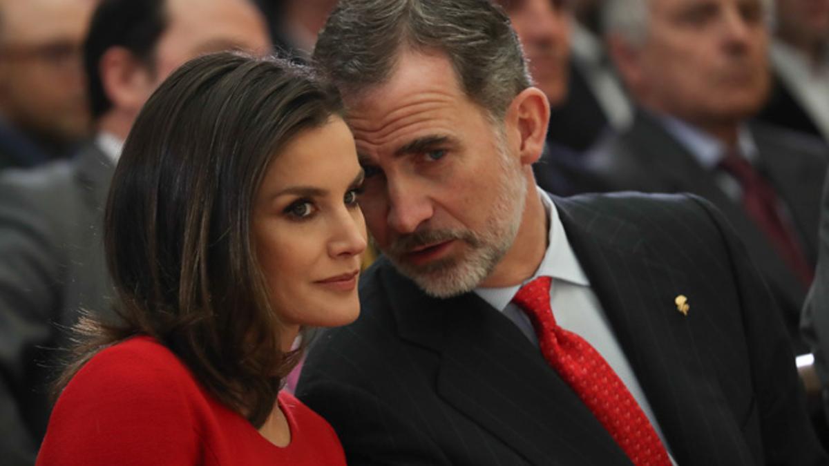 Letizia Ortiz junto a Felipe VI con corbata rojo