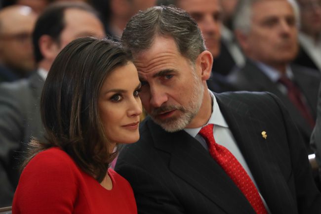 Letizia Ortiz junto a Felipe VI con corbata rojo