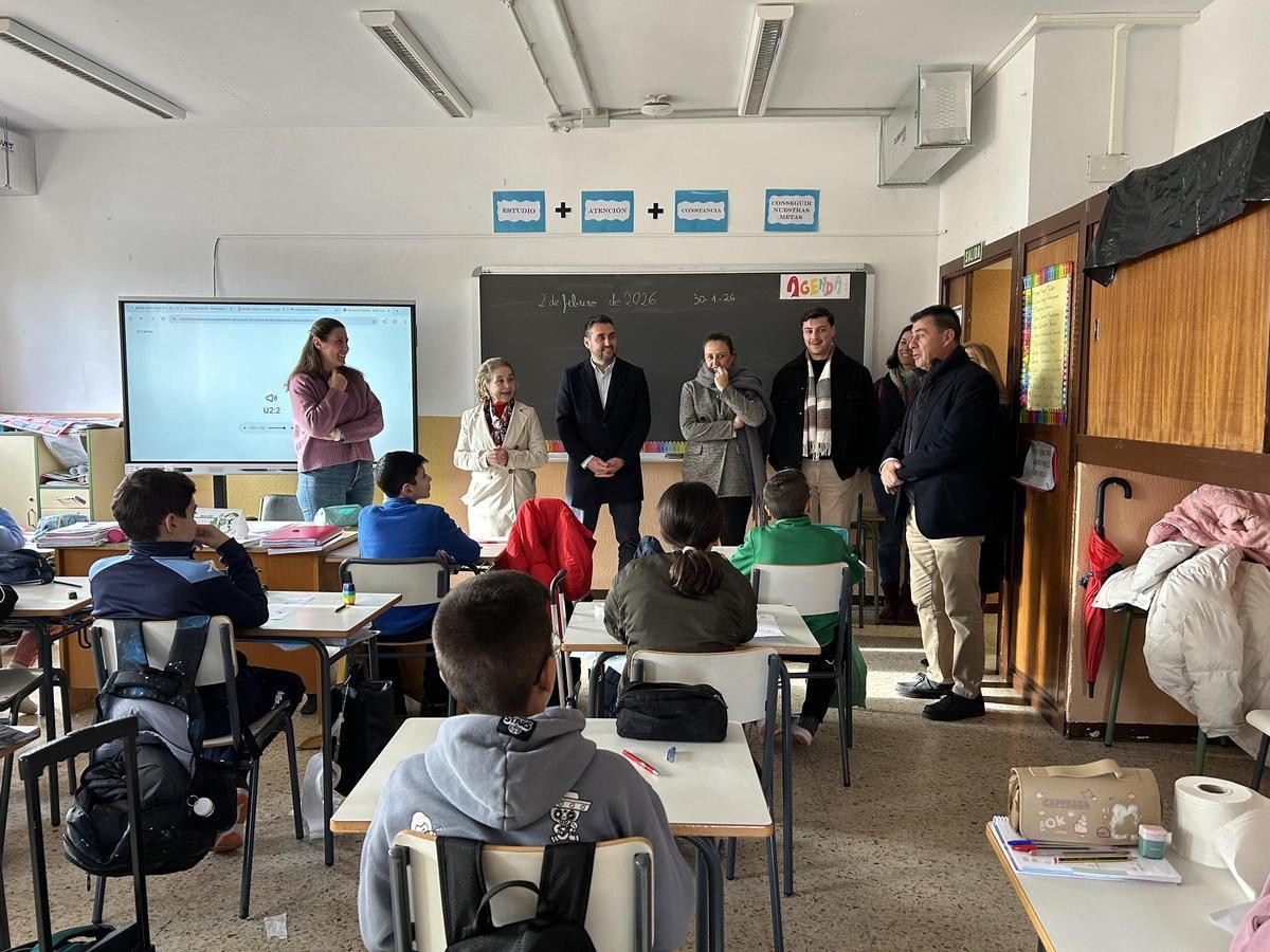 La consejera Mercedes Vaquera durante su visita al colegio de Ribera del Fresno, beneficiario de la primera convocatoria de las ayudas para mejorar la eficiencia energética de los centros educativos.