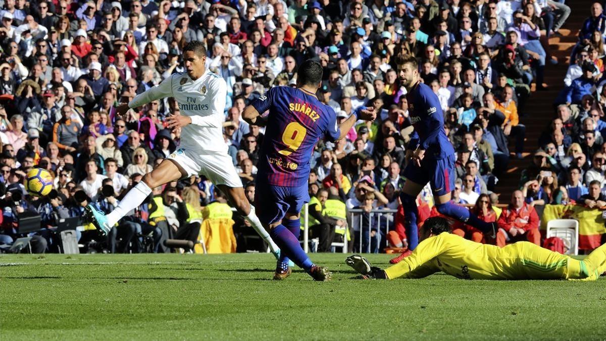 Suárez marca el primer gol ante Varane y Navas.