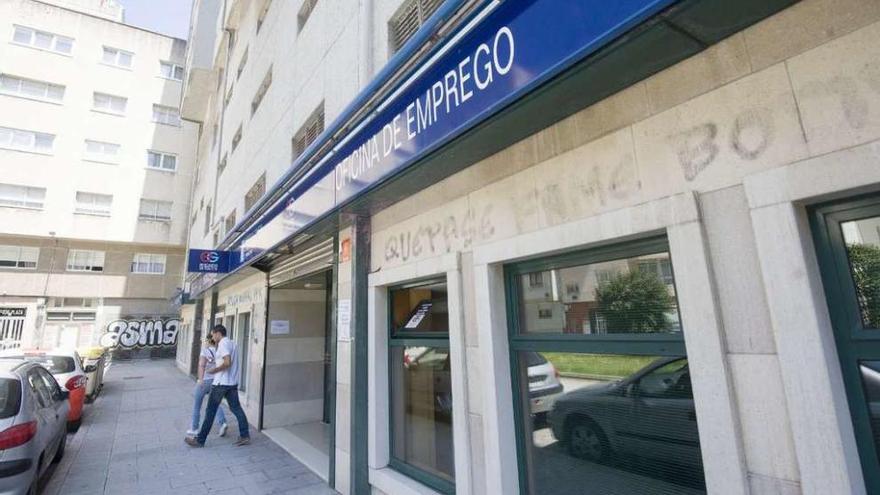 Dos jóvenes salen de una oficina de empleo en A Coruña.