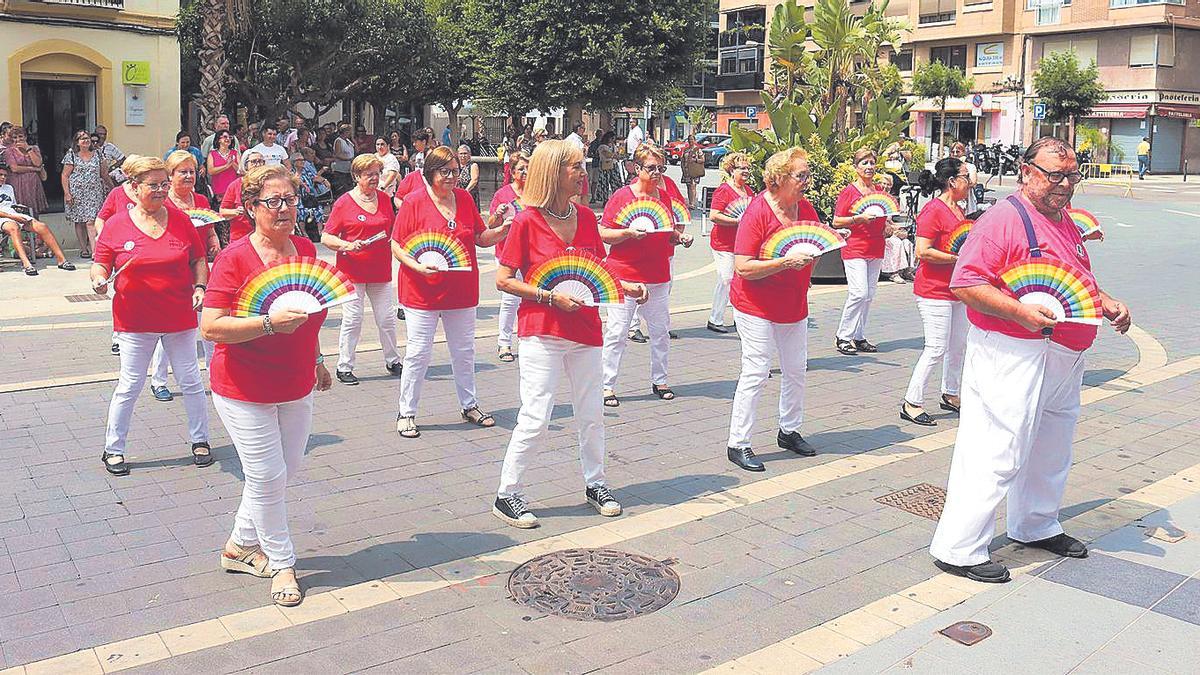 El color, el baile y el buen ambiente protagonizan unas jornadas reivindicativas en favor de la igualdad de los derechos.