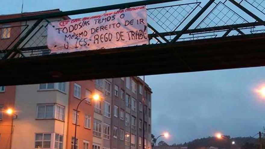 Pancarta colgada ayer por padres de alumnos del Rego do Trabe en O Burgo.